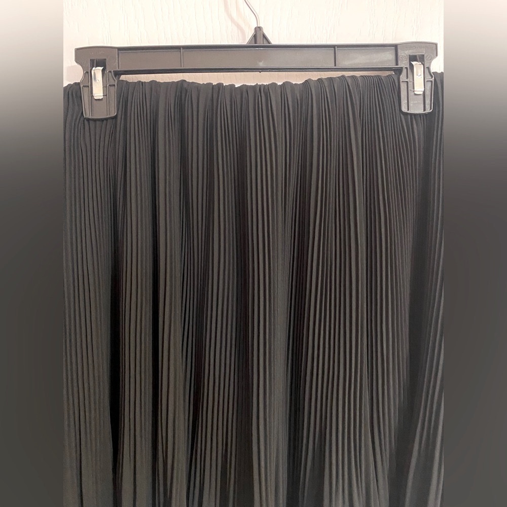 NWT Torrid Pleated Stretchy Elastic Waist Mini Black Cute Flowy Fancy Skirt - Picture 2 of 4